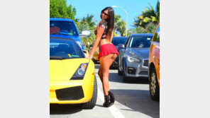 [화보] 클라우디아 로마니, 슈퍼카보다 빛나는 구릿빛 볼륨 몸매