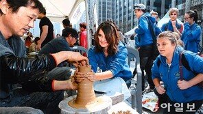 ‘도자기 빚기’ 체험하는 외국인 관광객