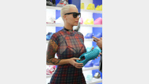 [화보] 엠버 로즈, 시스루 셔츠에 드러난 검정 란제리 ‘섹시’