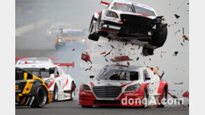 [2015 슈퍼레이스]김진표 대형 사고 현장…공중으로 날아간 차량 