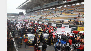 [2015 슈퍼레이스]격렬했던 개막전···토종 드라이버 밀어낸 ‘용병’