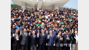 [광주/전남]대구-광주 시민들, 5·18 묘역서 동서화합 합창