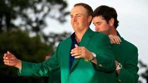 스피스 그린재킷, 우즈 닮았다