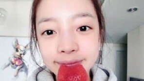 5월 컴백 카라 구하라, 딸기 깨물며 민낯 셀카…아침에도 굴욕 無