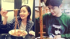 ‘차이나타운’ 김고은·박보검, 블랙데이 짜장면 먹방 샷 공개 “한 입 하세요”