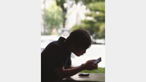 스마트폰이 불러온 질병, 눈과 목에 이런 영향을? 알고 보니…“사용시간 줄이세요”