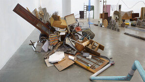 가냘픈 끈으로 서로를 붙든 버려진 물건들