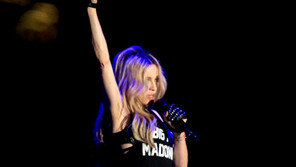 래퍼 드레이크, 마돈나와 키스 퍼포먼스 도중 구역질…“립스틱 맛 이상했다”