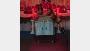 남편 장례식에 스트리퍼 초대해 춤판 벌인 女, 도대체 왜?