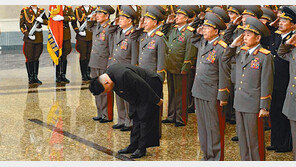 김일성 생일 90도 참배