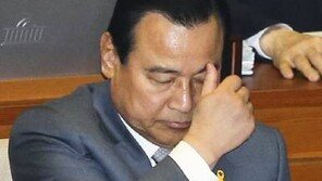 이완구 총리, 세월호 참사 1주기… 유가족 위로 “애도를 표한다”