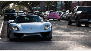 ‘포르쉐 918 스파이더’ 질주···운전자가 할머니?