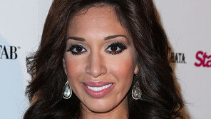 [화보] 페라 아브라함, 가슴골 강조한 화이트 드레스