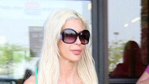 [화보] 포르노배우 안젤리크 모건, 흘러내릴듯한 상의 ‘아찔’