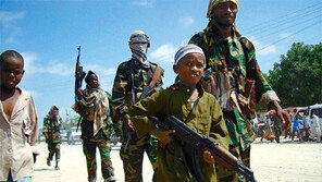 [책의 향기]총을 든 아이들, 왜 그들은… ‘인간의 악함’ 고발 통해 ‘희망’ 말하다