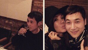 엄정화 SNS 사진 속, 의문의 다정남은 누구?