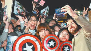 크리스 에번스, 갤럭시S6로 팬들과 셀카