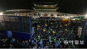 [기자의 눈/이샘물]망가진 경찰버스, 깨진 유리창… 폭력 얼룩진 광화문