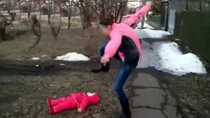 부부 싸움 중 생후 18개월 딸 머리를 발로? 이성 잃은 母 영상 ‘논란’