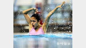 물을 박차고 나온 인어