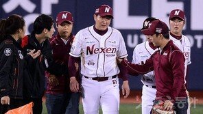 연타석홈런 때린 유한준, 수비도중 무릎부상 교체