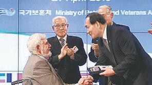 빅토리아 훈장 기부하는 英참전용사