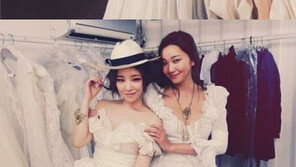 가인, 5월의 신부 장윤주와 웨딩화보서 특급 우정 과시…“언니 잘 가요”