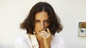 [Q매거진]“머리부터 귀, 목, 손까지… 떨어지는 재스민 꽃잎을 느껴보세요”