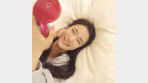 이해준과 열애설 손수현, 침대 위 민낯 셀카에도 ‘굴욕無’