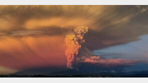 칠레 칼부코 화산폭발, 먼지와 연기기둥 수km 치솟아…비상사태 선포