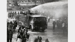 [스타 그때 이런 일이] ‘어머니, 당신의 아들’ 상영 저지