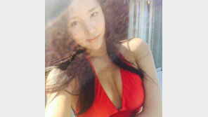 정아름, 강렬한 레드 비키니…‘감출 수 없는 볼륨감’