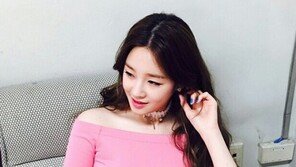 컴백 박보람, 분홍색 쇼케이스 의상을 입고 대기실 의자에 앉아 ‘찰칵’