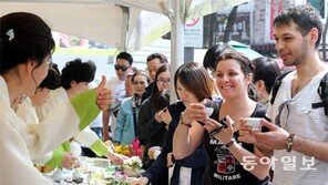 “한국 녹차 맛 좋네요”… 하동茶 시음회 찾은 외국인들