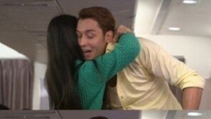 ‘런닝맨’ 서예지, 과거 줄리엔강과 키스… ‘열정적인 입맞춤’