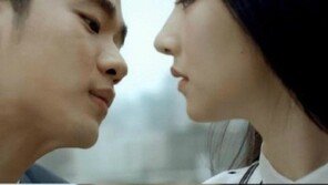 ‘런닝맨’ 서예지, 알고 보니 ‘푸딩 키스女’?…김수현과 ‘두근두근’ 스킨십