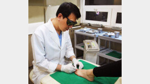 재발이 쉬운 발톱무좀은 핀포인트 풋레이저로