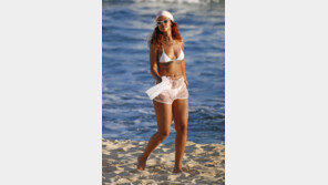 [화보] 리한나, 구릿빛 몸매 강조한 흰색 비키니