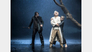 2t 물폭탄이 10분간 무대에 쏴아…