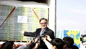 안유수 에이스침대 회장, 농업물자 싣고 방북