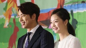 윤현민♥전소민, 열애 인정 후 다정히 팔짱끼고 첫 공식석상