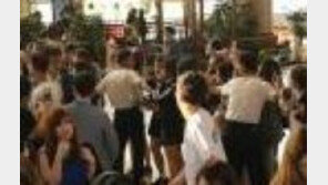 엑소 매니저, 사진찍으려던 팬의 뒷머리를…공항서 무슨일 있었나?