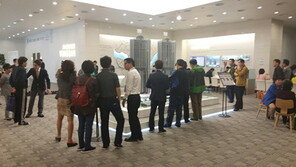 떠오르는 용산 실거주, 투자용으로 인기 래미안 용산SI 인파 몰려…