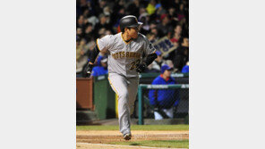 강정호, 펜스 맞은 공… ‘아깝다 첫 홈런’