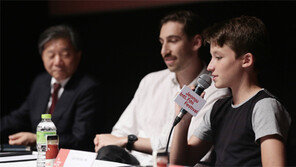 해맑은 아이들 vs 회색빛 세계의 강렬한 대비