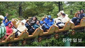 즐거운 황금연휴… 빗속 놀이기구도 좋아요