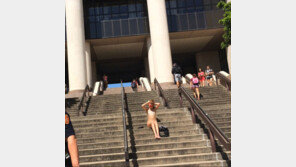 대학 캠퍼스에 나타난 알몸 여대생? 눈까지 가리고 왜…