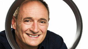 “기발한 발상-겁없는 도전… 갓 졸업한 신선한 두뇌라야 가능”