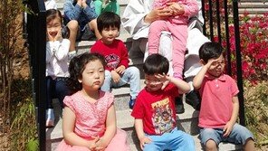 봄날, 사찰 경내에 떠들썩한 아이들 웃음소리…