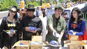 사직구장에 등장한 피터팬과 쾌걸 조로